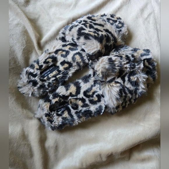 Generation Love Leopard Slippers LARGE Slides Open Toe Faux Fur Comfort $85 NEW - Picture 3 of 8